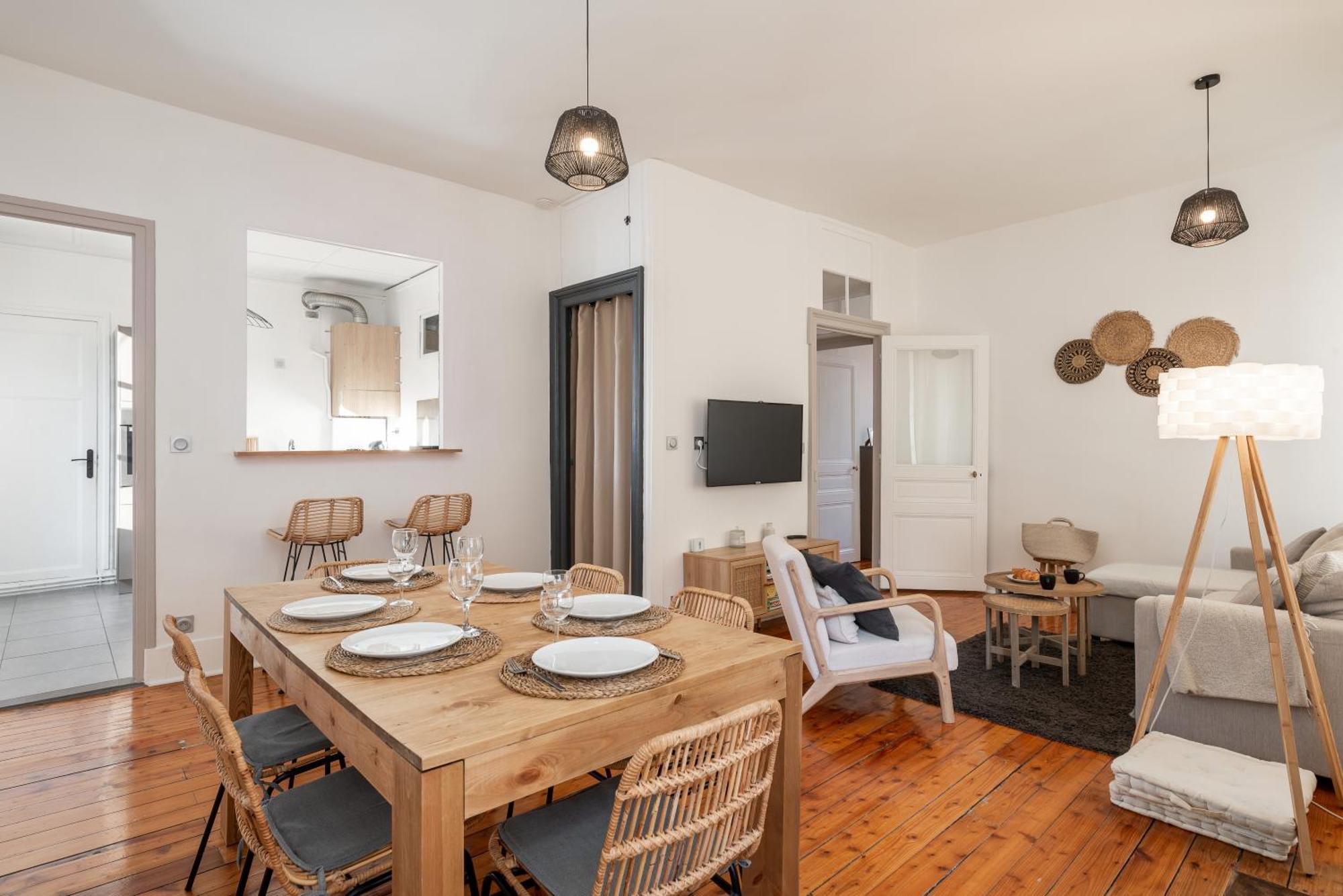 Appartement Spacieux Et Chaleureux Coeur De Ville Chambéry Dış mekan fotoğraf