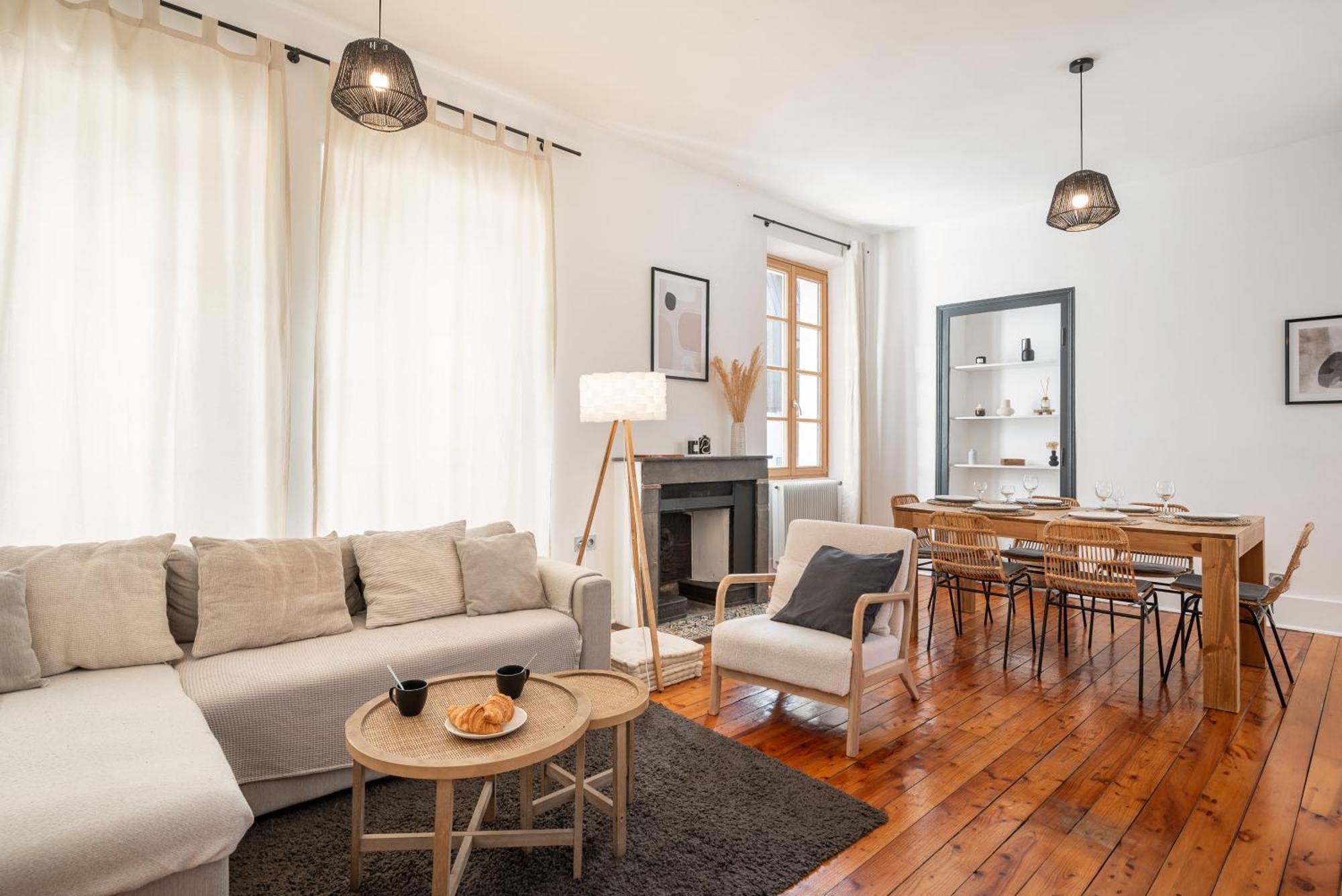 Appartement Spacieux Et Chaleureux Coeur De Ville Chambéry Dış mekan fotoğraf