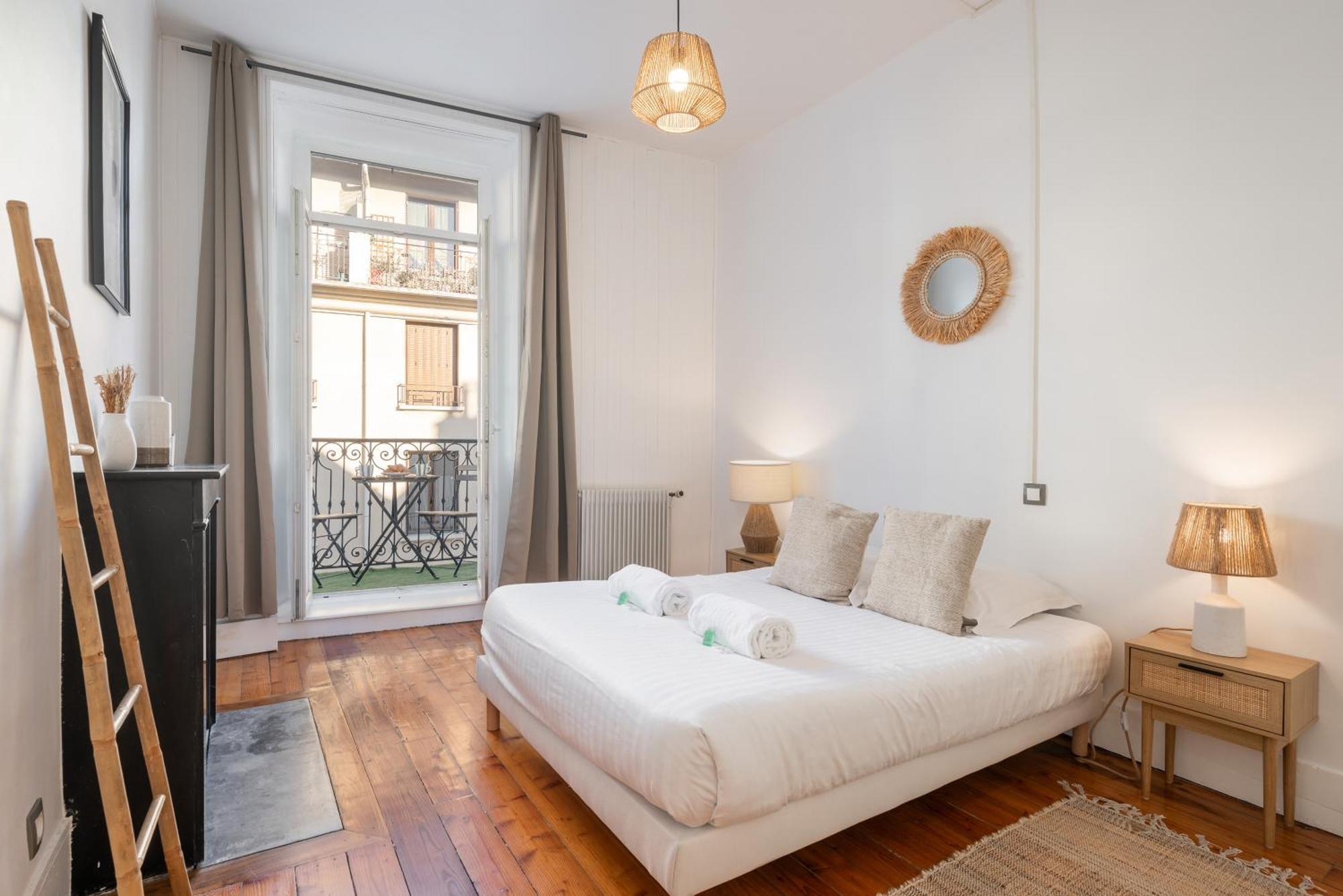 Appartement Spacieux Et Chaleureux Coeur De Ville Chambéry Dış mekan fotoğraf