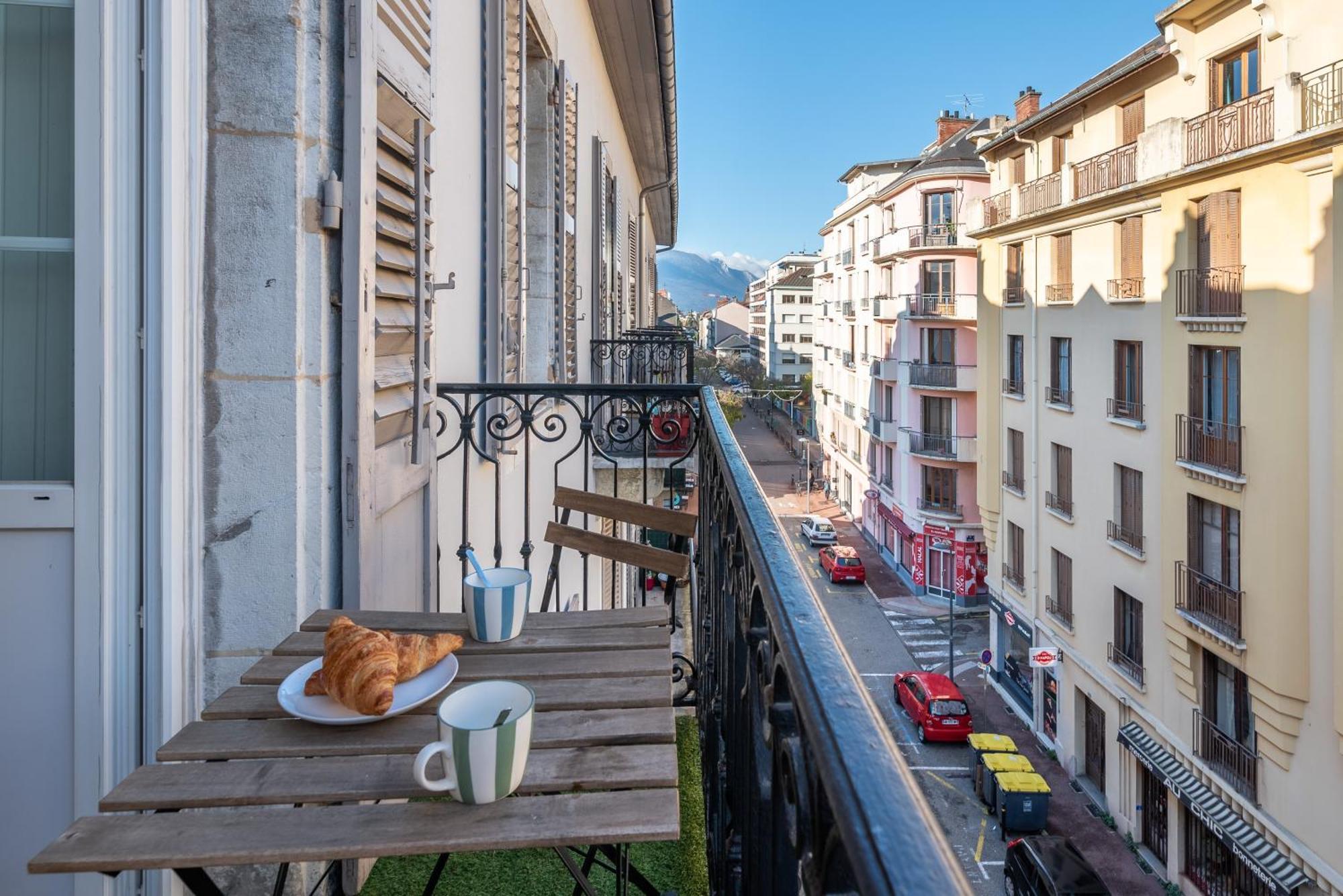 Appartement Spacieux Et Chaleureux Coeur De Ville Chambéry Dış mekan fotoğraf