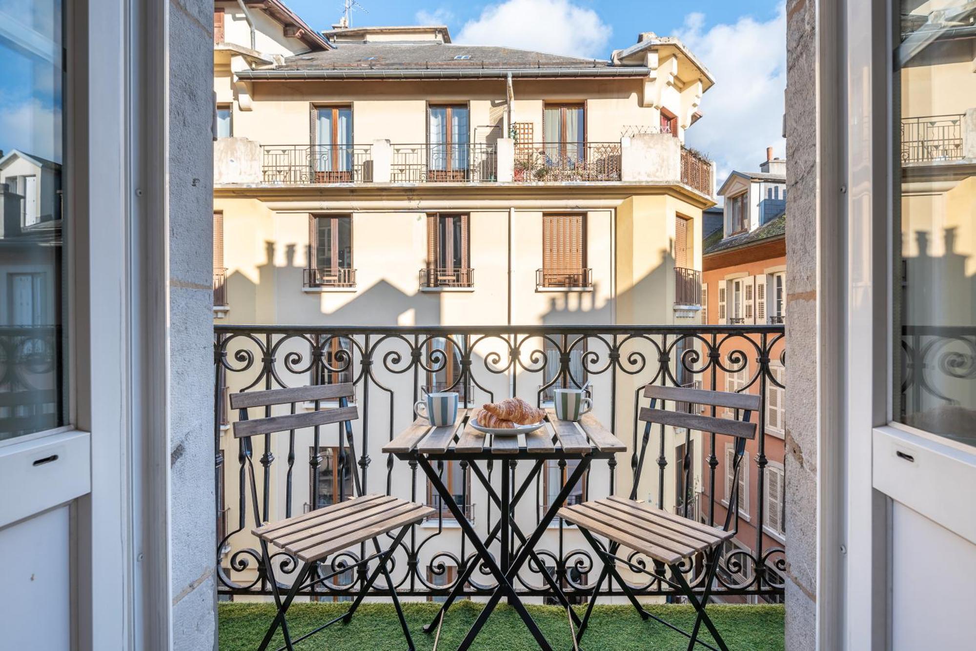 Appartement Spacieux Et Chaleureux Coeur De Ville Chambéry Dış mekan fotoğraf