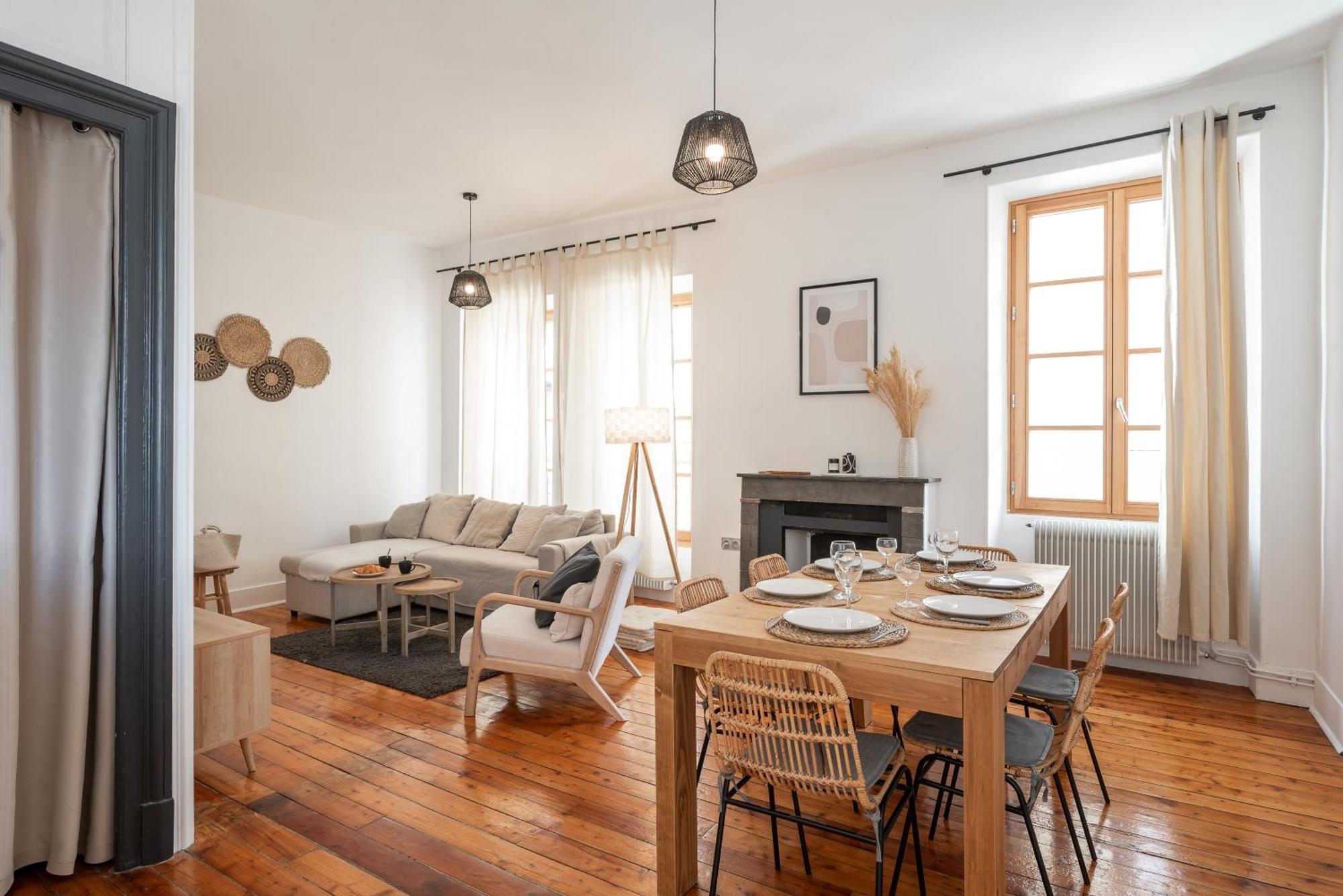 Appartement Spacieux Et Chaleureux Coeur De Ville Chambéry Dış mekan fotoğraf